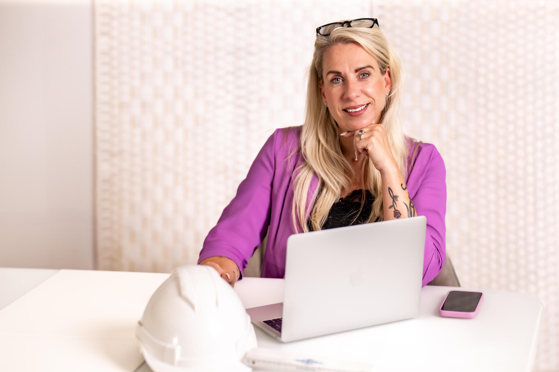 Melanie Brammann Melanie Brammann sitzt am Tisch mit Laptop