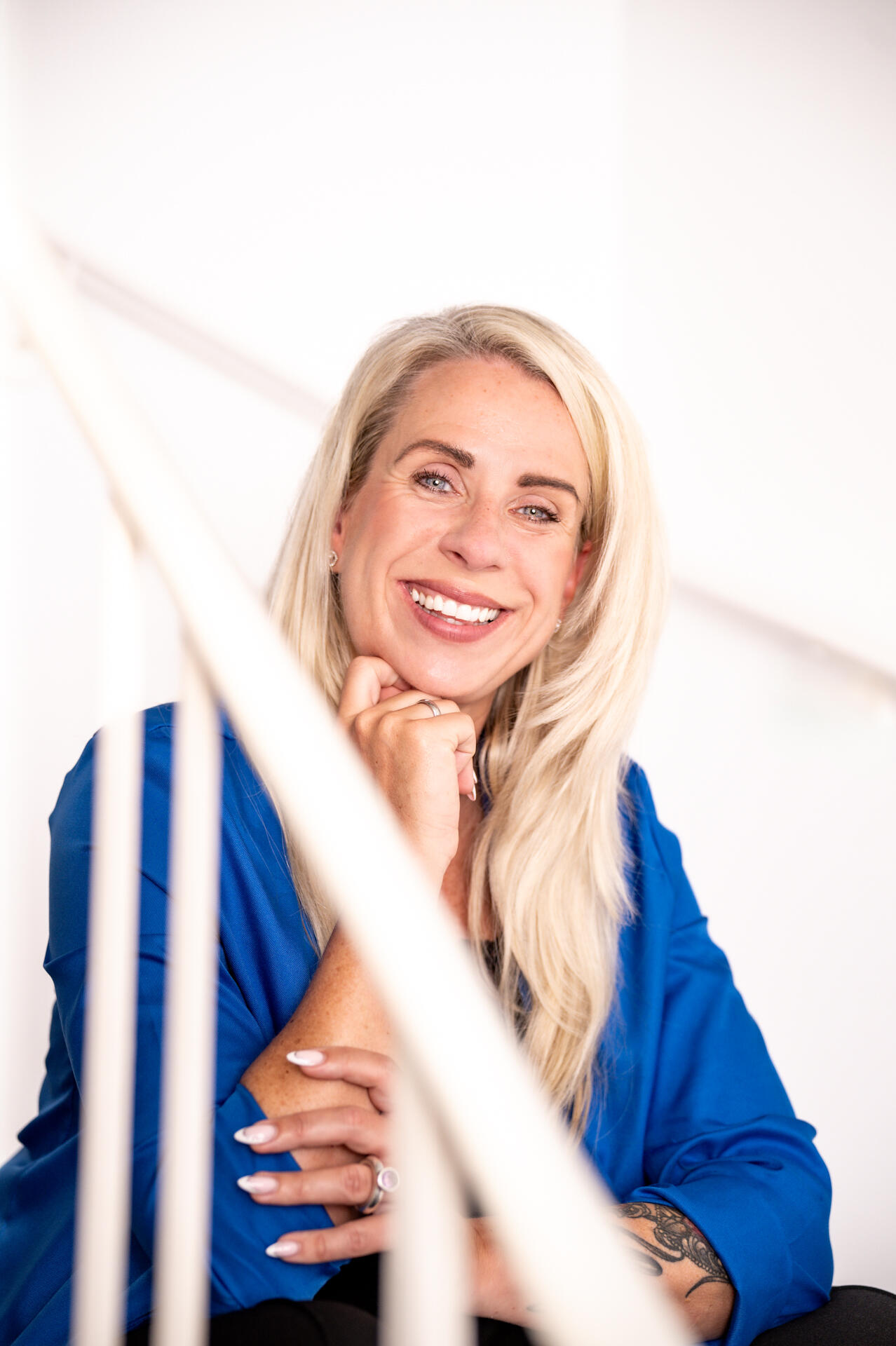 Melanie Brammann Melanie Brammann sitzt am Tisch mit Laptop